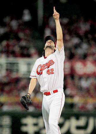 　１回、畠山の飛球を指さすジョンソン（撮影・出月俊成）