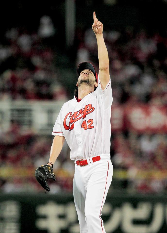 　１回、畠山の飛球を指さすジョンソン（撮影・出月俊成）