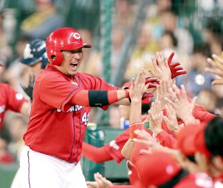 　４回、先制２ランを放った松山はナインとタッチを交わす（撮影・田中太一）