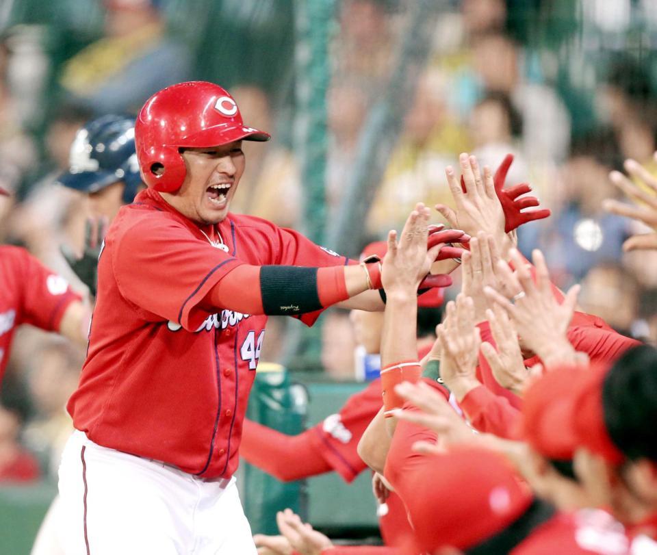 　４回、先制２ランを放った松山はナインとタッチを交わす（撮影・田中太一）