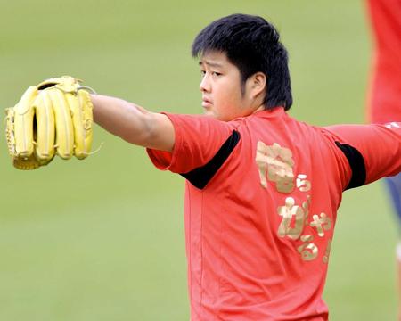 「俺らがやる！」の文字を背負い、黙々と練習する中崎