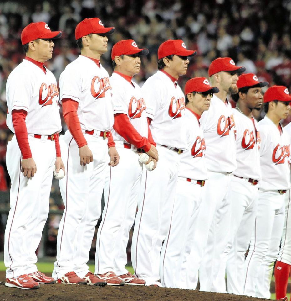 　最終戦を終え、ファンにあいさつする広島・緒方監督（左から２人目）、新井コーチ（同５人目）