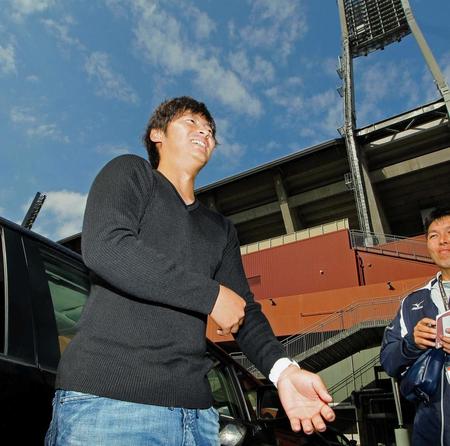 　笑顔を見せながら来季への意気込みを語る一岡（撮影・出月俊成）