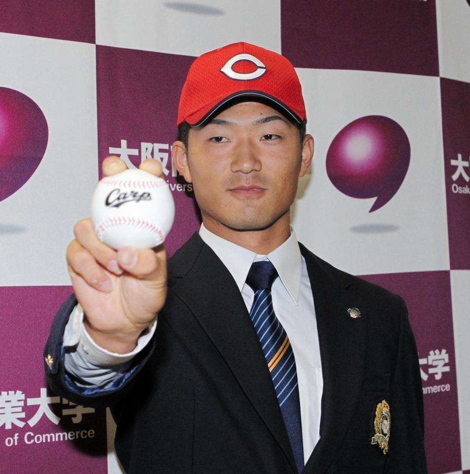 広島からドラフト１位指名を受けボールを手に笑顔をみせる大商大・岡田明丈＝大商大（撮影・保田叔久）