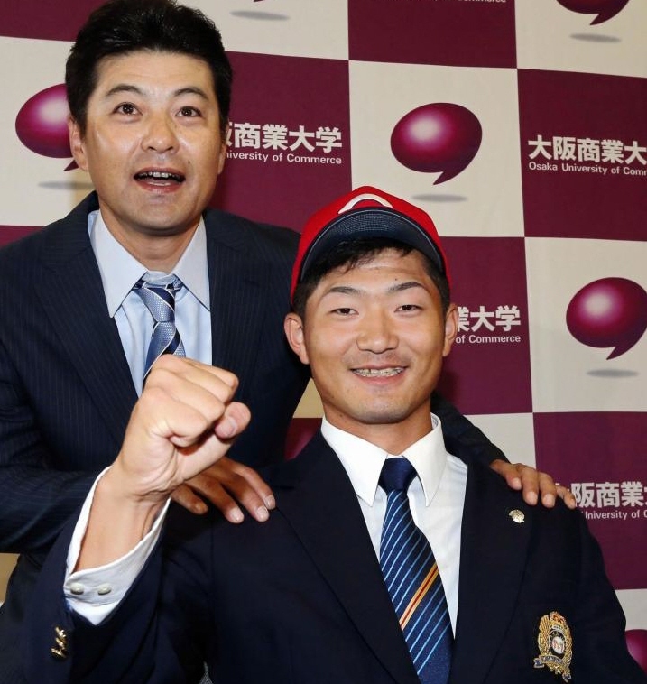 指名あいさつに訪れた緒方監督の前で活躍を誓う大商大・岡田（撮影・飯室逸平）