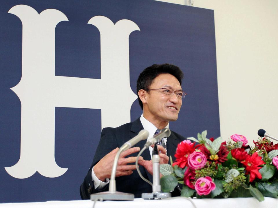 　１軍外野守備走塁コーチに就任し、記者会見に臨む河田コーチ（撮影・北村雅宏）