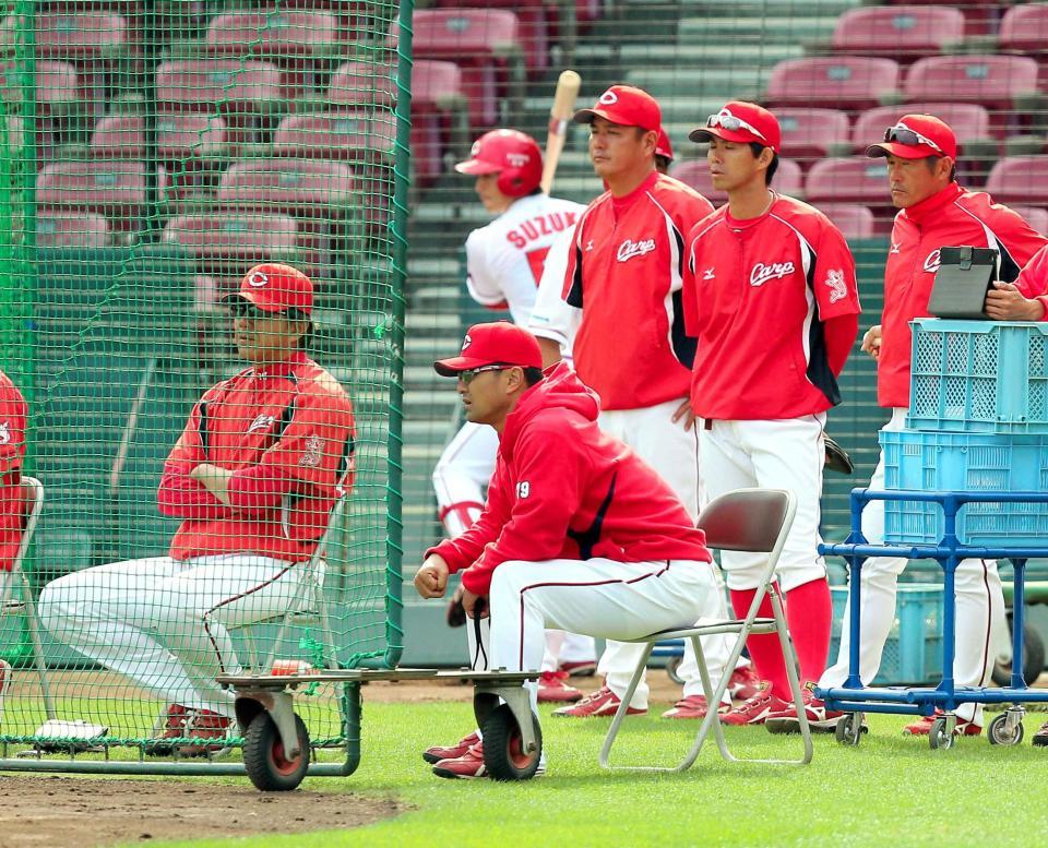 　首脳陣と紅白戦を見つめる緒方監督（中央）