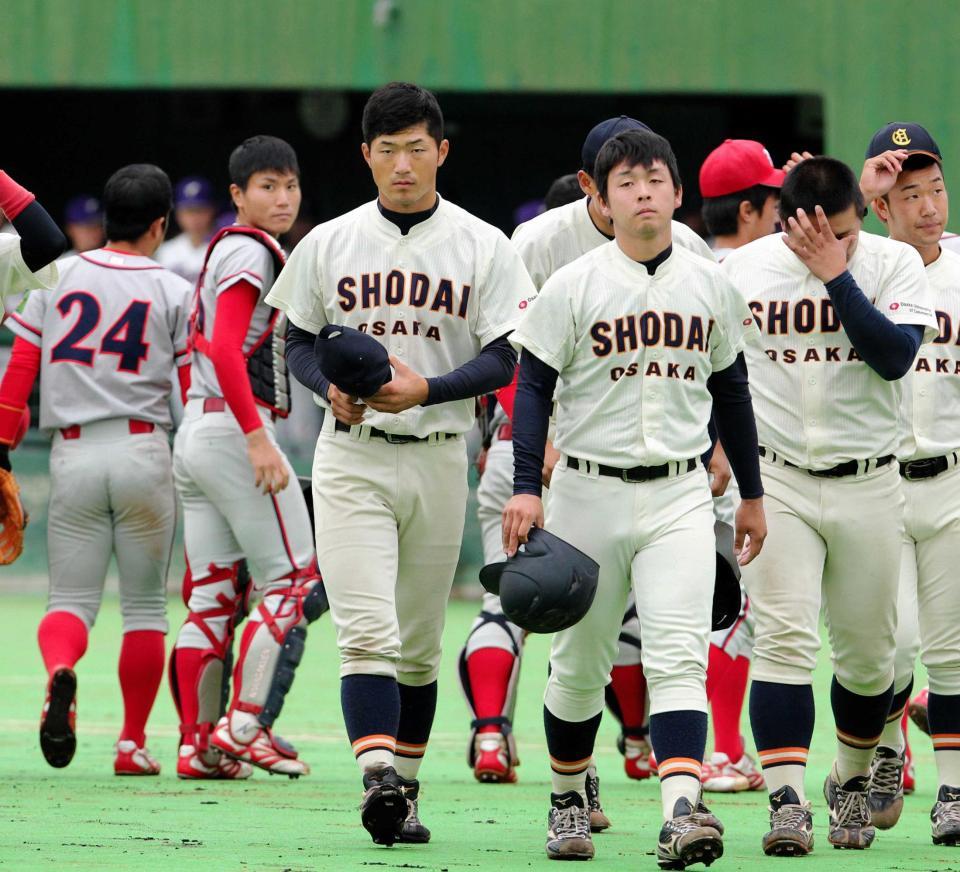 　あいさつを終え厳しい表情で引き揚げる大商大・岡田（中央左）らナイン（撮影・保田叔久）