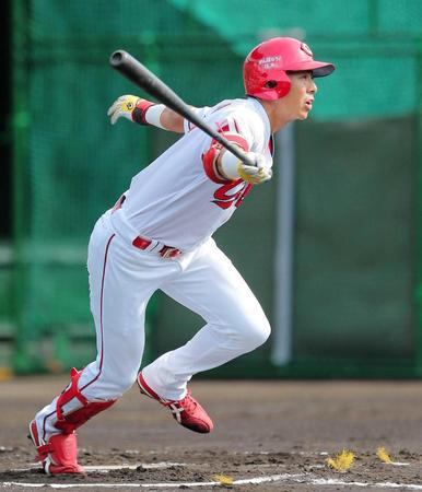 　紅白戦で右前打を放った野間