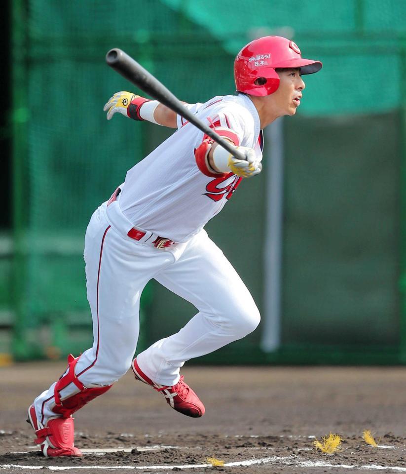 　紅白戦で右前打を放った野間