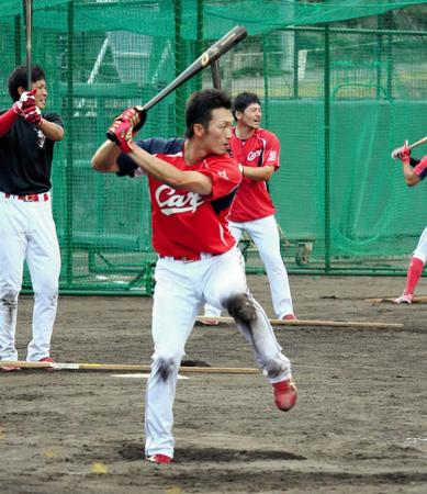 　ロングティーに取り組む鈴木誠