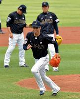 投内連携でホームへ駆け込む日本・前田健太（手前）＝台北市立天母棒球場（撮影・西岡正）