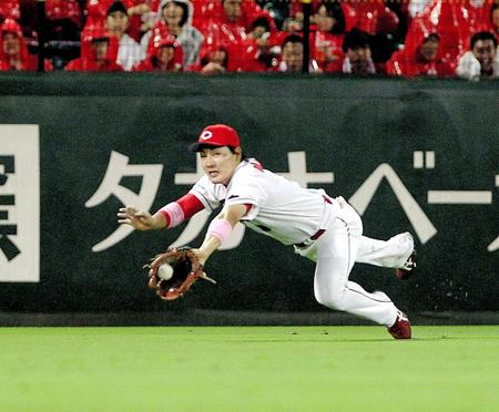　外野手部門で受賞した広島・丸