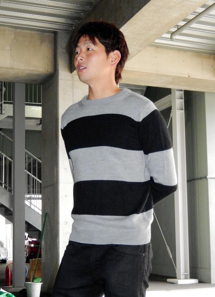 　練習を終え、報道陣に対応する大瀬良