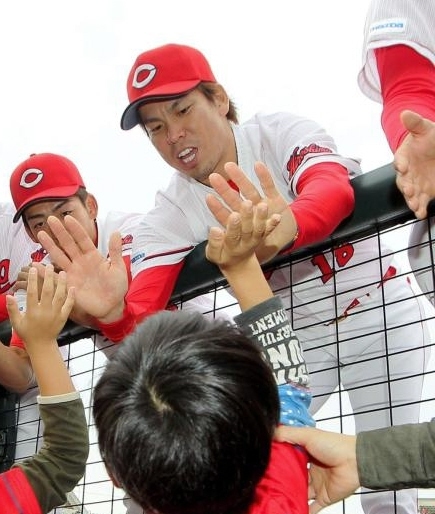 ファンとタッチを交わす前田（中央）らナイン