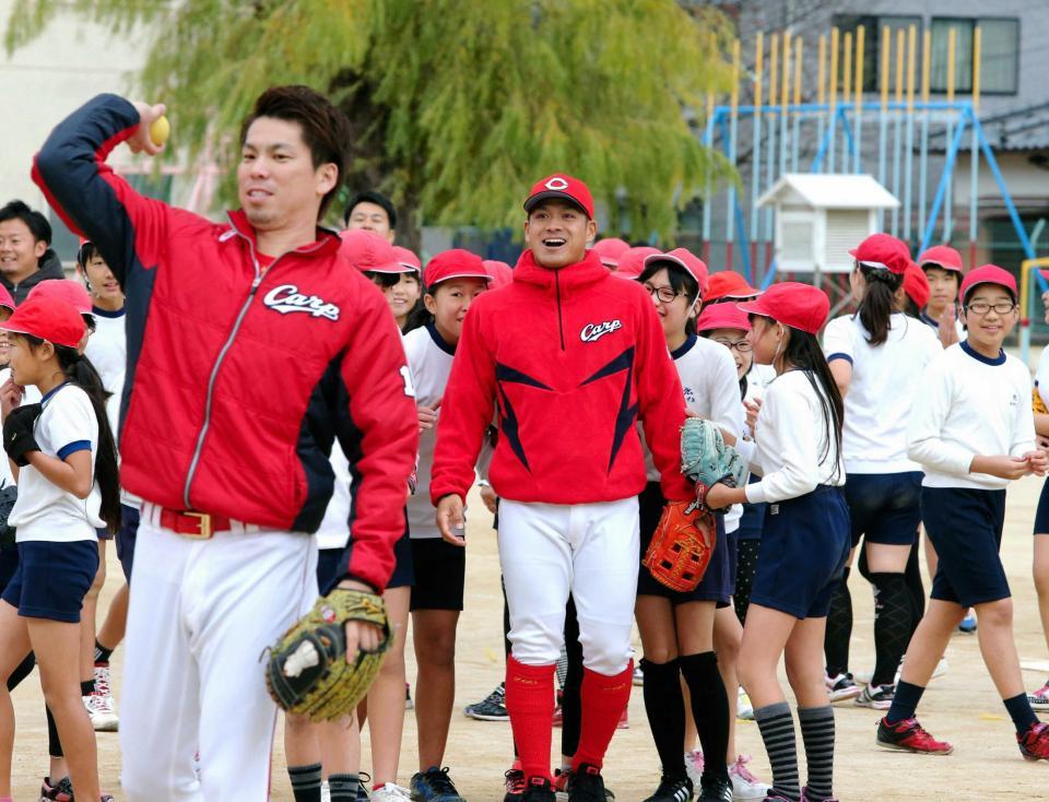 　前田（手前）らと小学校を訪問し子どもらと笑顔で交流する田中（撮影・飯室逸平）　