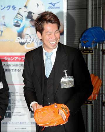 用具メーカーとの打ち合わせで笑顔がはじける広島・前田健太＝大阪・ミズノ本社（撮影・飯室逸平）