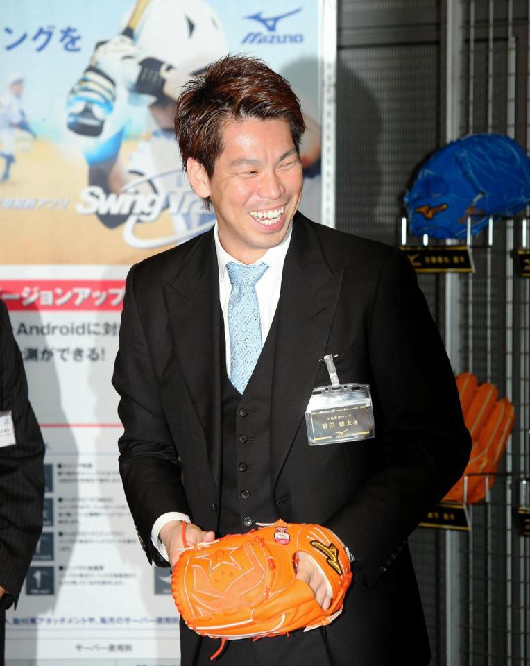 用具メーカーとの打ち合わせで笑顔がはじける広島・前田健太＝大阪・ミズノ本社（撮影・飯室逸平）