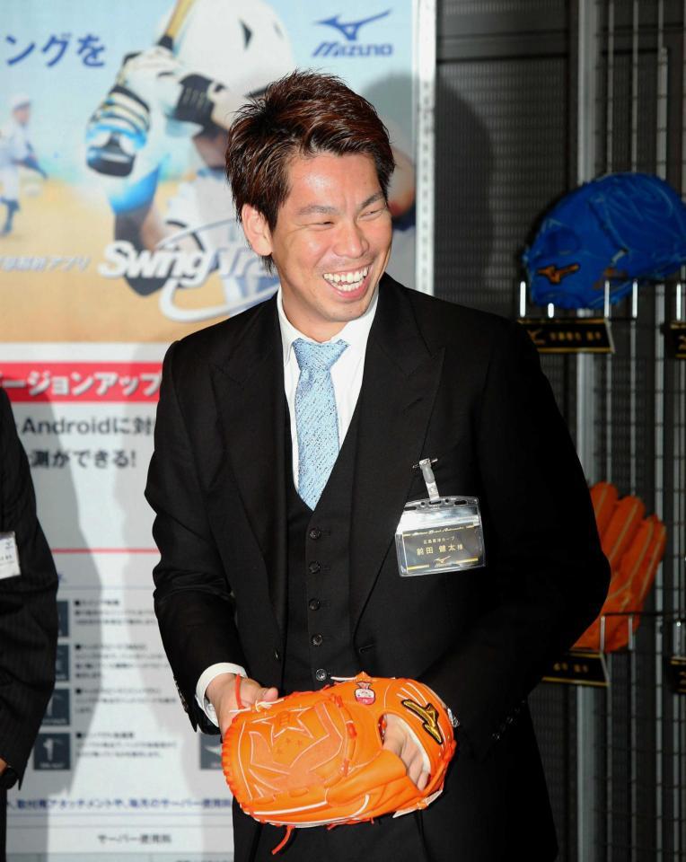 　用具メーカーとの打ち合わせで笑顔がはじける前田（撮影・飯室逸平）