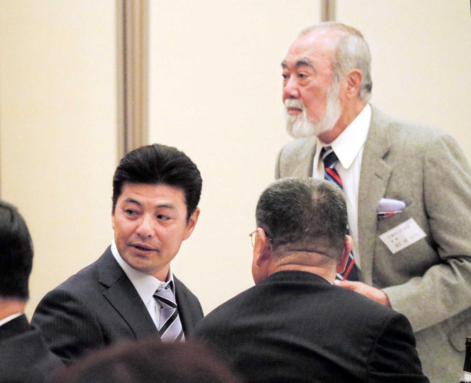 　カープＯＢ総会に出席する安仁屋氏（右）と緒方監督（左）