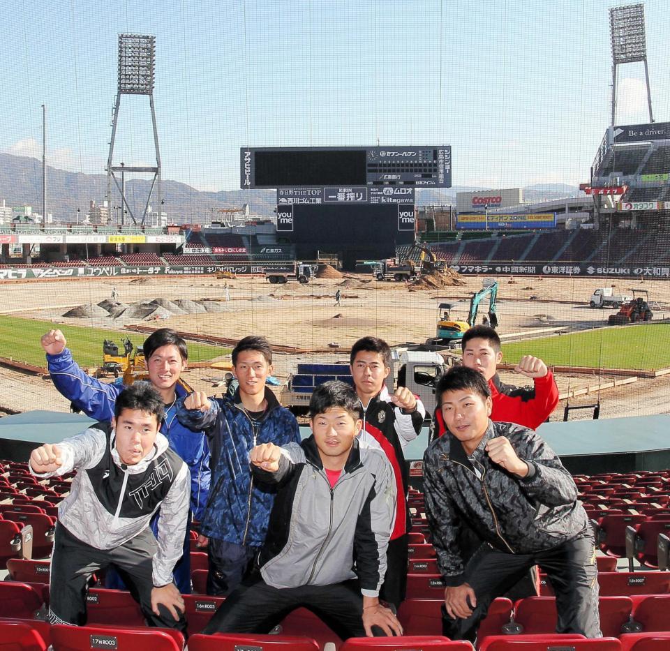 　本拠地マツダスタジアムを見学する（前列左から）高橋、岡田、横山、（後列左から）船越、西川、オスカル、青木（撮影・吉澤敬太）