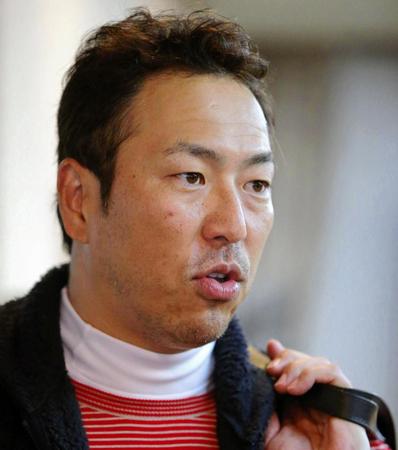 報道陣の質問に応える広島・黒田博樹＝広島県内のゴルフ場（撮影・吉澤敬太）