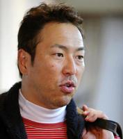 報道陣の質問に応える広島・黒田博樹＝広島県内のゴルフ場（撮影・吉澤敬太）