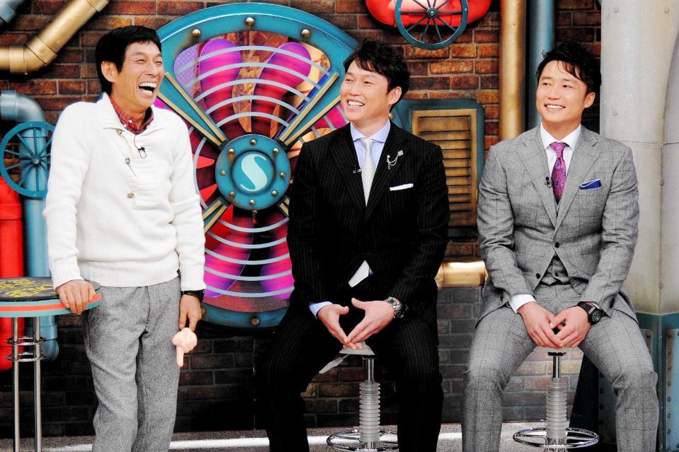 　「痛快！明石家電視台」に兄弟で出演し、（左から）司会の明石家さんまと笑顔でトークする広島・新井貴浩、阪神・良太（ＭＢＳ提供）