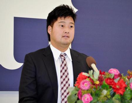 　契約を更改し会見を行う中崎