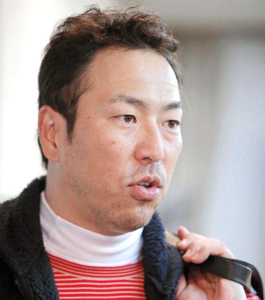 　報道陣の質問に答える黒田（撮影・吉澤敬太）