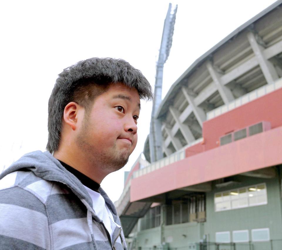 　練習後、報道陣の質問に答える中崎（撮影・吉澤敬太）