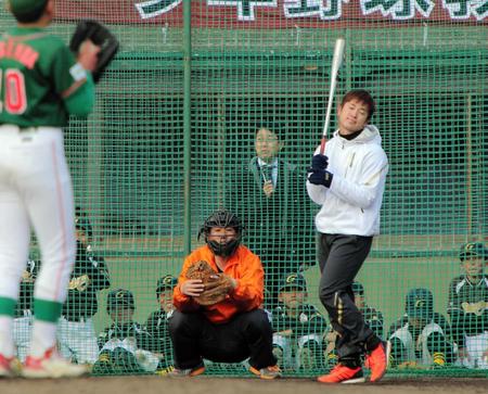 　菊池のモノマネを披露する上本