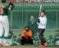 　菊池のモノマネを披露する上本