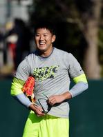 キャッチボールの途中笑顔を見せる広島・福井優也＝横浜・慶応大日吉グラウンド（撮影・佐々木彰尚）