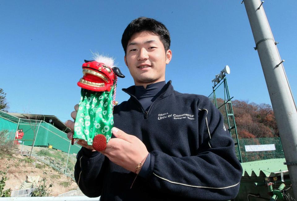 　獅子舞を手に笑顔の岡田（撮影・北村雅宏）