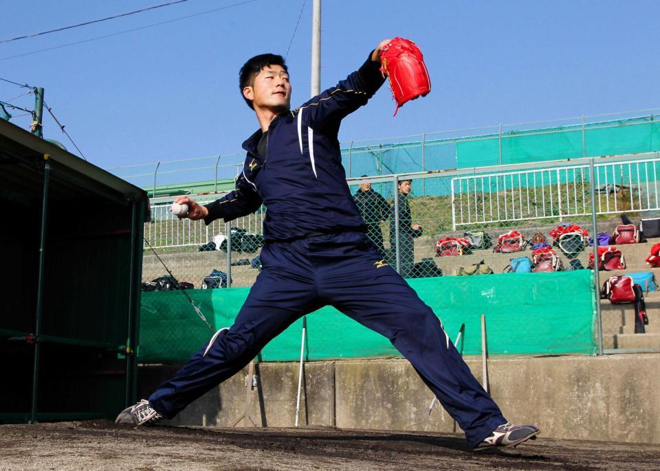 　ブルペンで力強く投げ込む岡田（撮影・高部洋祐）