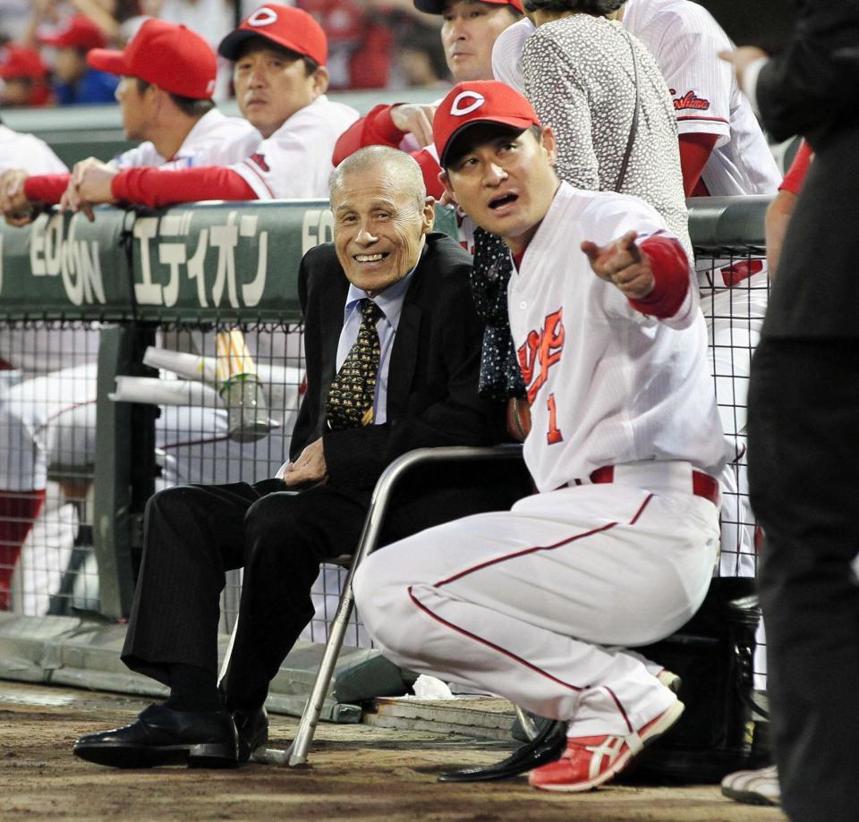 試合前に前田智（右）と談笑する村上元スカウト（旧姓宮川）＝２０１３年１０月３日