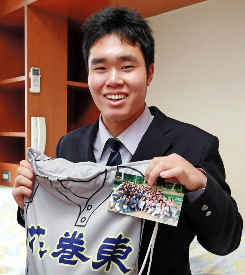 花巻東の仲間の写真と、グラブケースを持参した高橋樹