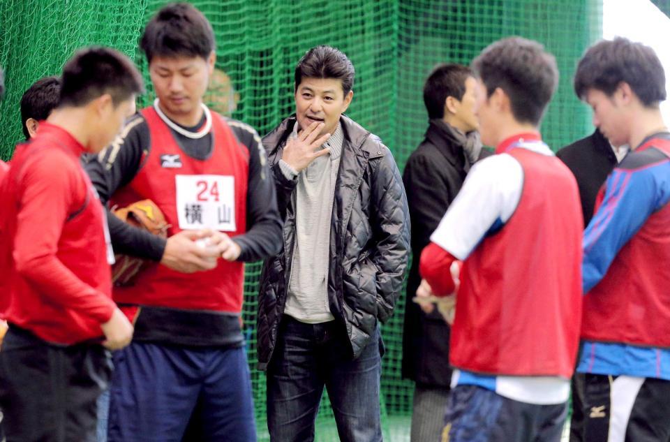 　新人選手たちを見つめる緒方監督（中央）＝撮影・吉澤敬太