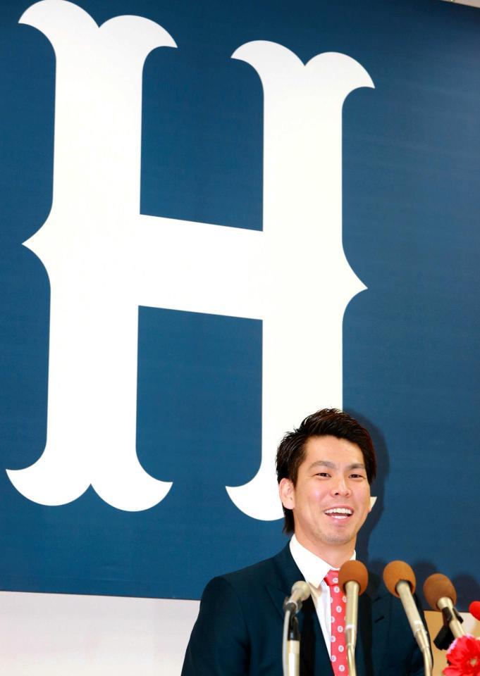 　晴れ晴れとした表情で会見する前田（撮影・吉澤敬太）