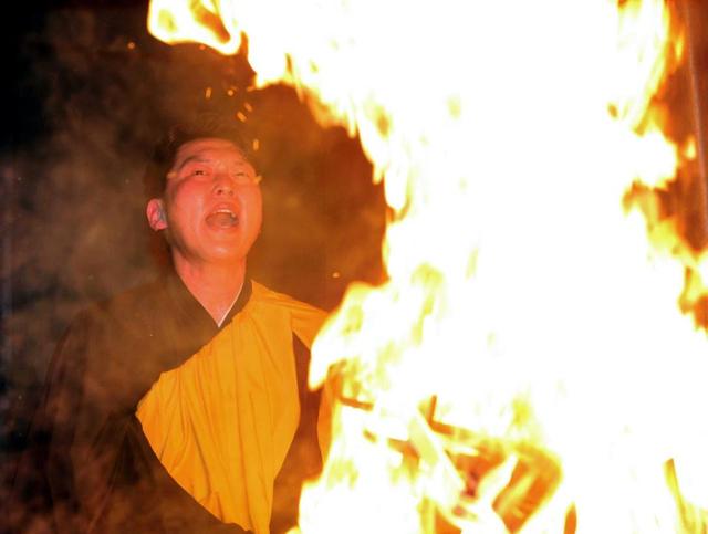 広島・新井、１２年連続の護摩行「全身奉炎」の言葉授かる　まさに火だるま