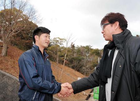 　ドラフト１位の岡田は視察に訪れた畝コーチ（右）と笑顔で握手
