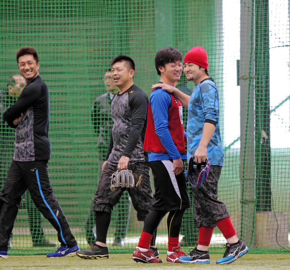 　船越（右から２人目）との送球勝負で、“まだまだだな”とばかりに肩をたたく会沢（撮影・吉澤敬太）