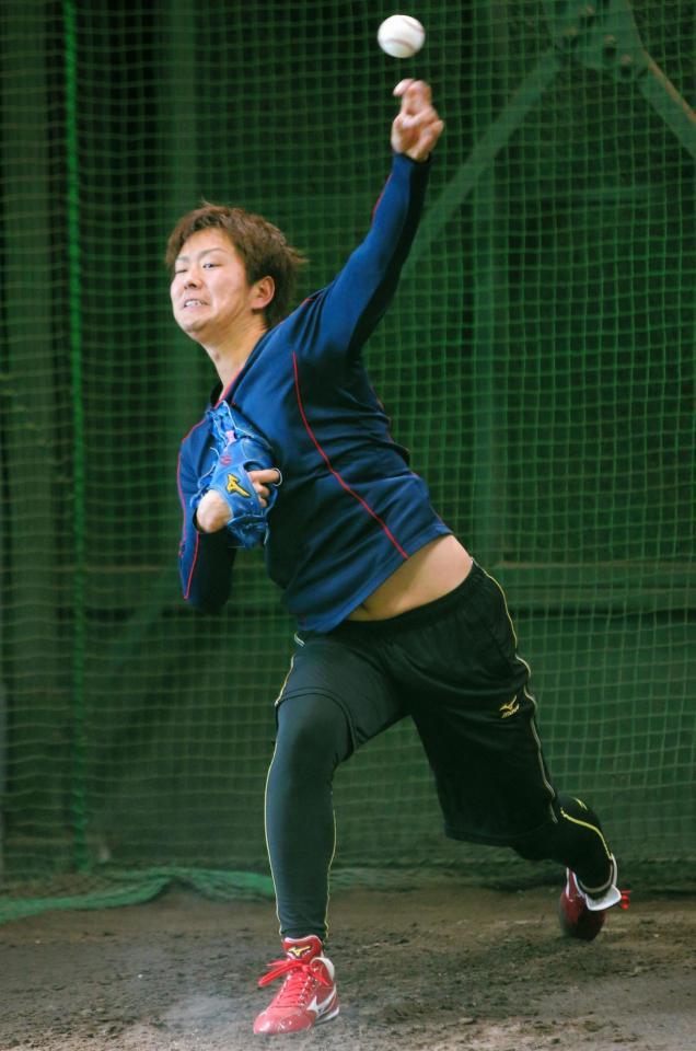 ブルペンで力投する広島・飯田哲矢＝広島県廿日市市の大野屋内総合練習所（撮影・吉澤敬太）
