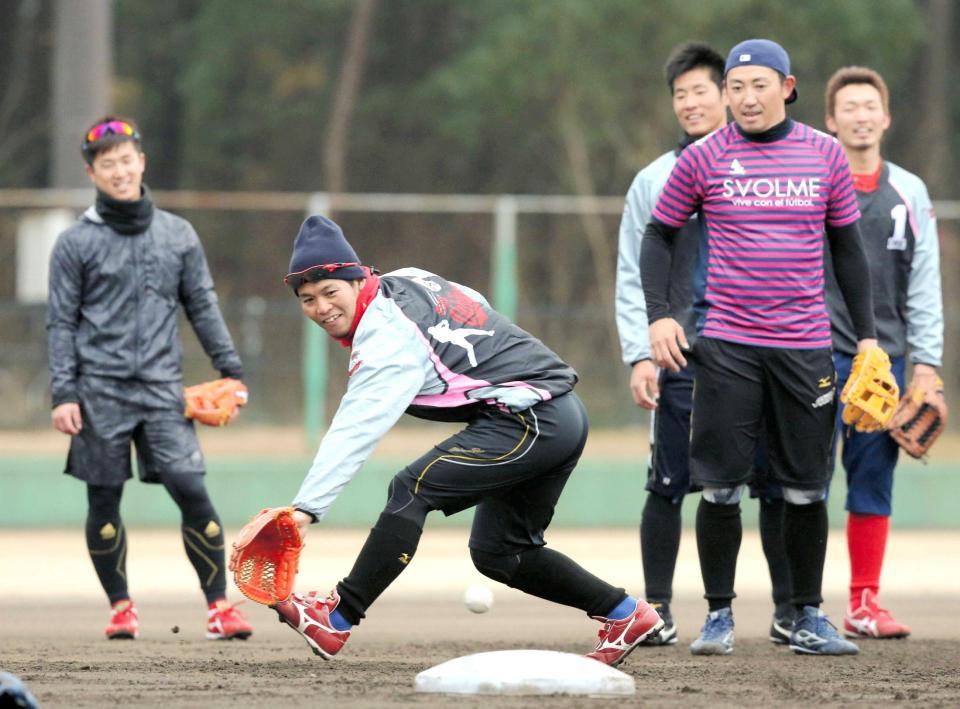 　内川（右から２人目）と一緒にノックを受ける小窪（中）＝撮影・吉澤敬太
