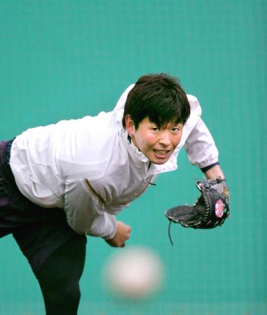 　ブルペンで力強く投げ込む大瀬良（撮影・吉澤敬太）