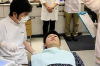 歯科健診を受けるドラフト１位・岡田＝広島口腔保健センター
