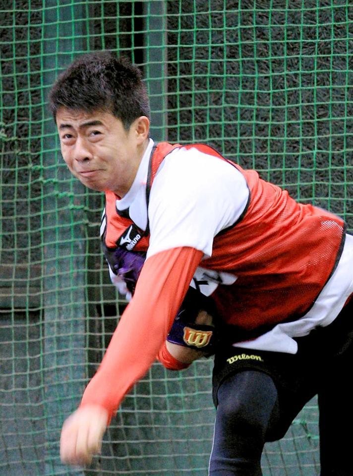 　ブルペン入りで力投するオスカル