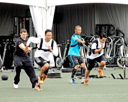 並んでトレーニングをする黒田（左から２人目）と（右から）五十嵐、広瀬