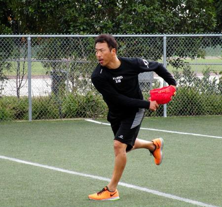 米ロサンゼルスでの自主トレでキャッチボールをする黒田